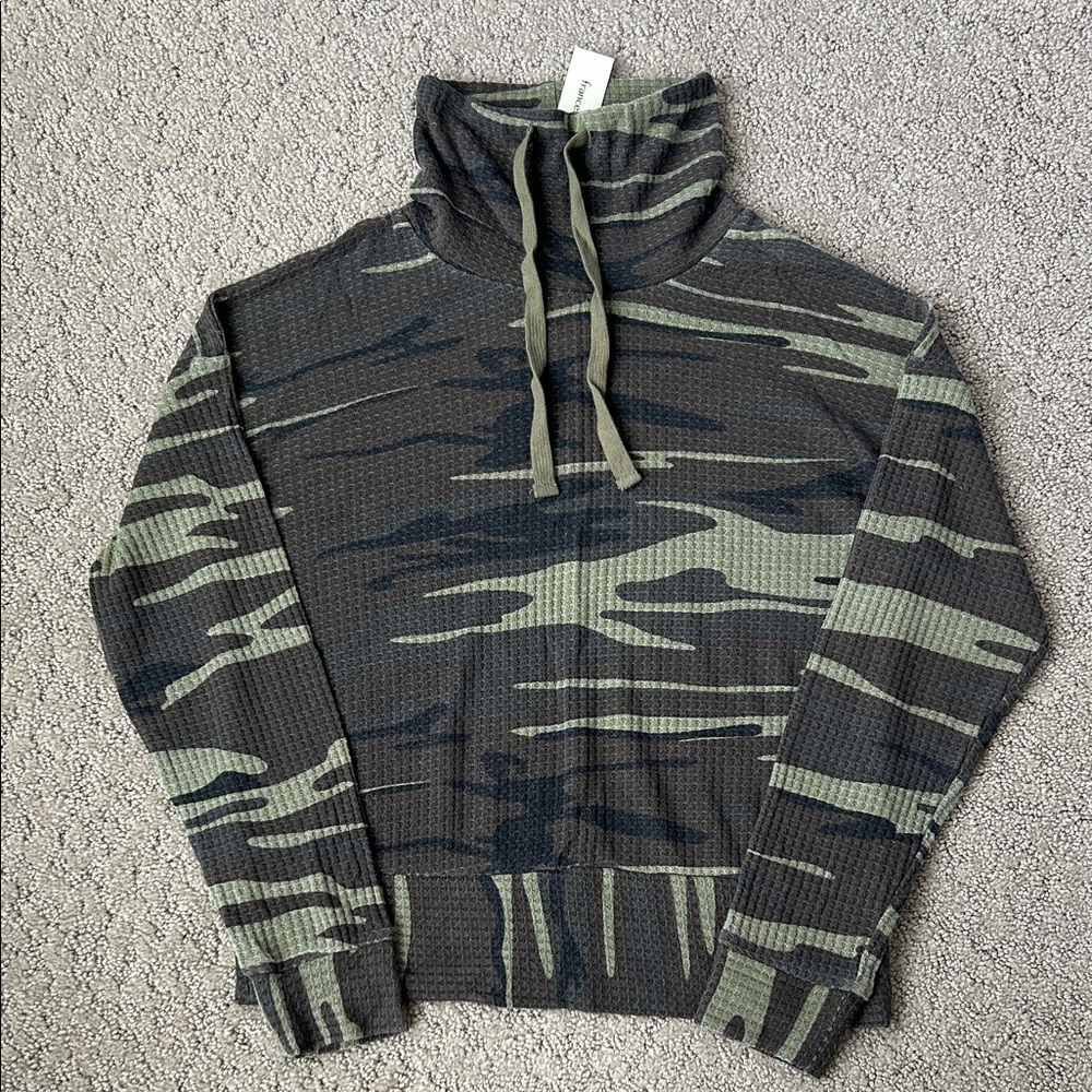 Francesca’s Cowl Neck Pullover Thermal Cowl Neck Camo Top Green Size Small NEW